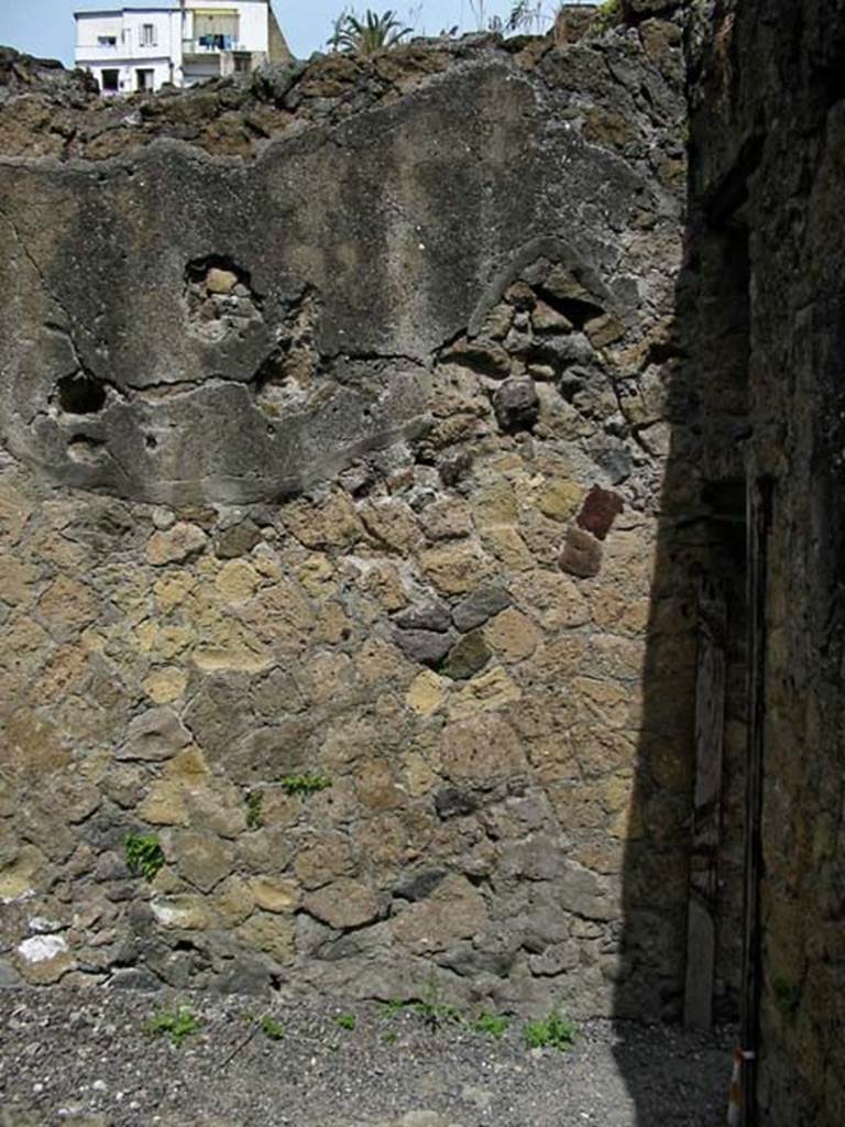V.28, Herculaneum. May 2003. North wall of corridor, near doorway from frontroom.
Photo courtesy of Nicolas Monteix.